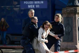 Simone Brendt (Christiane Paul, 2.v.r.) ist verzweifelt: Das Auto, in dem ihr Mann und ihre Kinder sitzen, droht, zu explodieren. Ihr Liebhaber Pascal (Klaus Zmorek, l.) kann nicht helfen.