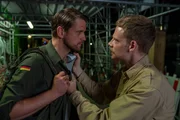 Frank Richter (Ilja Roßbander, r.) versucht seinem Freund, dem gesuchten Bundeswehrsoldaten Mirko Drews (Steve Windolf, l.) klarzumachen, wie viel er für ihn riskiert. Frank Richter (Ilja Roßbander, r.) versucht seinem Freund, dem gesuchten Bundeswehrsoldaten Mirko Drews (Steve Windolf, l.) klarzumachen, wie viel er für ihn riskiert.