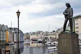 In der Innenstadt von &Aring;lesund in Norwegen; rechts das Fischerjungen-Denkmal von Knut Skinnarland.