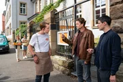 Wer hat den konservativen Juristen Dr. Burkhardt Meurer erschlagen? Seine Tochter Vanessa (Lea Freund, 2.v.l.) und ihr Freund Tim Wagner (Philipp Basener, M.) – beide geistig behindert – sowie die Bistrobesitzerin Franziska Lanze (Tina Ruland, l.) werden von Jo Stoll (Peter Ketnath, 2.v.r.) und Rico Sander (Benjamin Strecker, r.) befragt. Alle drei hatten offensichtlich Differenzen mit dem Opfer. Wer hat den konservativen Juristen Dr. Burkhardt Meurer erschlagen? Seine Tochter Vanessa (Lea Freund, 2.v.l.) und ihr Freund Tim Wagner (Philipp Basener, M.) – beide geistig behindert – sowie die Bistrobesitzerin Franziska Lanze (Tina Ruland, l.) werden von Jo Stoll (Peter Ketnath, 2.v.r.) und Rico Sander (Benjamin Strecker, r.) befragt. Alle drei hatten offensichtlich Differenzen mit dem Opfer.