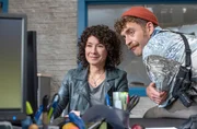 Erfolgserlebnis Internetrecherche: Harry Möller (Maria Ketikidou, l.) freut sich mit Nils Sanchez (Enrique Fiß, r.) über einen Hinweis für ihre Ermittlungen. Erfolgserlebnis Internetrecherche: Harry Möller (Maria Ketikidou, l.) freut sich mit Nils Sanchez (Enrique Fiß, r.) über einen Hinweis für ihre Ermittlungen.