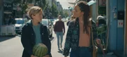 Ellen (Jade Olieberg, r.) schöpft Hoffnung. Es mehren sich die Anzeichen, dass Zwo (Evelien Bosmans, l.) tatsächlich schwanger sein könnte und sich ihr Traum vom Kind erfüllt. Ellen (Jade Olieberg, r.) schöpft Hoffnung. Es mehren sich die Anzeichen, dass Zwo (Evelien Bosmans, l.) tatsächlich schwanger sein könnte und sich ihr Traum vom Kind erfüllt.