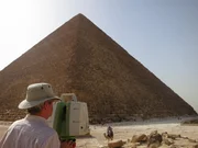 Malcolm Williamson überprüft den Fortschritt der Scans mit dem C10-Scanner an der großen Pyramide von Gizeh. Malcolm Williamson überprüft den Fortschritt der Scans mit dem C10-Scanner an der großen Pyramide von Gizeh.