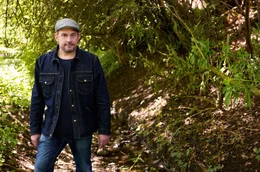 Schauspieler Sebastian Bezzel will wissen: Wie geht es Deutschlands B&auml;chen und Fl&uuml;ssen? Die Doku zeigt Ergebnisse und Erkenntnisse der gro&szlig;en ARD Mitmachaktion #unsereFl&uuml;sse (www.DasErste.de/unsereFluesse).; ARD/SWR ARD STORY, "#Unsere Fl&uuml;sse - Wie retten wir Deutschlands Lebensadern?", am Montag (21.10.24) um 22:50 Uhr im ERSTEN. Schauspieler Sebastian Bezzel will wissen: Wie geht es Deutschlands B&auml;chen und Fl&uuml;ssen? Die Doku zeigt Ergebnisse und Erkenntnisse der gro&szlig;en ARD Mitmachaktion #unsereFl&uuml;sse (www.DasErste.de/unsereFluesse). &copy; ARD/SWR/Alexandra Kern, honorarfrei - Verwendung gem&auml;&szlig; der AGB im engen inhaltlichen, redaktionellen Zusammenhang mit genannter SWR-Sendung bei Nennung "Bild: ARD/SWR/Alexandra Kern" (S2). SWR Presse/Bildkommunikation, Baden-Baden, Tel: 07221/929-22202, foto@swr.de