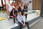 Jeppe, Luke, Mark, Ruben und Alex entschließen sich, ein Toleranz-Projekt, das sich gegen Rassismus und Ausgrenzung wendet, zu unterstützen. Gemeinsam mit den Organisatoren überlegen sie, was sie tun könnten. Jeppe, Luke, Mark, Ruben und Alex entschließen sich, ein Toleranz-Projekt, das sich gegen Rassismus und Ausgrenzung wendet, zu unterstützen. Gemeinsam mit den Organisatoren überlegen sie, was sie tun könnten.