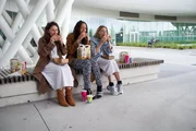 Kirstie (Janne Desmet, l.), Ellen (Jade Olieberg, M.) und Charlie (Roos Dickmann, r.) erholen sich von den körperlichen und seelischen Strapazen der Kinderwunschbehandlung. Kirstie (Janne Desmet, l.), Ellen (Jade Olieberg, M.) und Charlie (Roos Dickmann, r.) erholen sich von den körperlichen und seelischen Strapazen der Kinderwunschbehandlung.