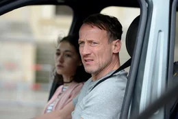 Josefine (Emily Kusche) h&auml;lt zu ihrem Vater Karl (Wotan Wilke M&ouml;hring) und springt auf den Vordersitz des Autos. Auch dort befindet sich eine Bombe.