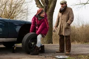 Maja (Josephine Schmidt, l.) und Paul (Ole Puppe, r.) haben einen Platten. W&auml;hrend Maja sich mit dem Reifenwechsel abplagt, findet Paul das Photo einer jungen Frau, die vor drei Jahren spurlos verschwunden ist.