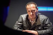 Semir (Erdogan Atalay) verhört Markov, der ihn zu provozieren versucht. Semir (Erdogan Atalay) verhört Markov, der ihn zu provozieren versucht.