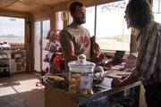 Tankwart Tony (Jasper Bragg, r.) erinnert sich, dass der Fremde (Jamie Dornan, l.) tatsächlich vor ein paar Tagen schon mal bei ihm war. Tankwart Tony (Jasper Bragg, r.) erinnert sich, dass der Fremde (Jamie Dornan, l.) tatsächlich vor ein paar Tagen schon mal bei ihm war.