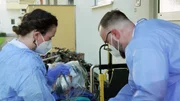 Marie Prass Cuenca und Andreas Cremerius werden in Dachau zu einem schwerkranken Mann gerufen, der mit hohem Fieber und dem Verdacht auf Corona sofort in eine Klinik muss. Marie Prass Cuenca und Andreas Cremerius werden in Dachau zu einem schwerkranken Mann gerufen, der mit hohem Fieber und dem Verdacht auf Corona sofort in eine Klinik muss.