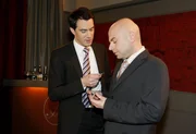 Mark (Arne Stephan, l.) ist begeistert, als Oliver (Prodomos Antoniadis, r.) ihm das neu eröffnete Pokerzimmer zeigt ... Mark (Arne Stephan, l.) ist begeistert, als Oliver (Prodomos Antoniadis, r.) ihm das neu eröffnete Pokerzimmer zeigt ...