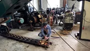 Martin Kruse nimmt die Kette seines historischen Baggers auseinander.