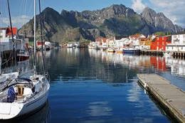 Blick auf den Hafen des norwegischen Fischerdorfs Henningsv&aelig;r.