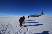 Die Sektion Glaziologie am Helmholtz-Zentrum für Polar- und Meeresforschung ist Teil des internationalen "East Greenland Ice Core Project". Wissenschaftler untersuchen hier den Fluss von Grönlands Eisschild und versuchen herauszubekommen, wie der Klimawandel das Abfließen des Eises beeinflusst. Die Sektion Glaziologie am Helmholtz-Zentrum für Polar- und Meeresforschung ist Teil des internationalen "East Greenland Ice Core Project". Wissenschaftler untersuchen hier den Fluss von Grönlands Eisschild und versuchen herauszubekommen, wie der Klimawandel das Abfließen des Eises beeinflusst.