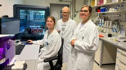 Charlotte Frie (links), Florian Leese und Lisa Wolany analysieren im Labor der Universit&auml;t Duisburg-Essen die Umwelt-DNA Proben der ARD Mitmachaktion #unsereFl&uuml;sse; ARD/SWR #UNSERE FL&Uuml;SSE, "Wie retten wir Deutschlands Lebensadern?", am Montag (21.10.24) um 22:50 Uhr im ERSTEN. Charlotte Frie (links), Florian Leese und Lisa Wolany analysieren im Labor der Universit&auml;t Duisburg-Essen die Umwelt-DNA Proben der ARD Mitmachaktion #unsereFl&uuml;sse &copy; SWR/Gesine Enwaldt, honorarfrei - Verwendung gem&auml;&szlig; der AGB im engen inhaltlichen, redaktionellen Zusammenhang mit genannter SWR-Sendung und bei Nennung "Bild: SWR/Gesine Enwaldt" (S2+). SWR Presse/Bildkommunikation, Baden-Baden, Tel: 07221/929-22202, foto@swr.de