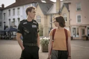 Polizist Dan Da Silva (Jackson Bews) ist kein Fan von Pips (Emma Myers) Ermittlungen. Nun hat er eine Idee, wie er sie von ihrem Vorhaben abbringen kann. Polizist Dan Da Silva (Jackson Bews) ist kein Fan von Pips (Emma Myers) Ermittlungen. Nun hat er eine Idee, wie er sie von ihrem Vorhaben abbringen kann.