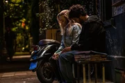 Bei Charlie (Roos Dickmann, l.) wurden verfrühte Wechseljahre diagnostiziert. Wenn sie Mutter werden will, beutet dies: jetzt mit Anfang Zwanzig oder nie. Mit Ziggy (Achraf Koutet, r.) ist sie erst knapp ein Jahr liiert. Wie sollen sie sich entscheiden? Bei Charlie (Roos Dickmann, l.) wurden verfrühte Wechseljahre diagnostiziert. Wenn sie Mutter werden will, beutet dies: jetzt mit Anfang Zwanzig oder nie. Mit Ziggy (Achraf Koutet, r.) ist sie erst knapp ein Jahr liiert. Wie sollen sie sich entscheiden?