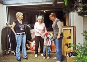 Marianne (Mitte) und ihre Töchter Kerstin und Kathrin müssen sich von vielen Dingen trennen, auch wenn es schwer fällt. Marianne (Mitte) und ihre Töchter Kerstin und Kathrin müssen sich von vielen Dingen trennen, auch wenn es schwer fällt.