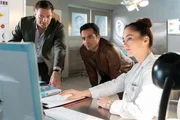Pathologin Atay (Sevda Polat, r.) zeigt den Kommissaren Hansen (Igor Jeftić, l.) und Kaya (Baran Hêvî, M.) ein Foto vom Tatort, auf dem sich die vermeintliche Tatwaffe erkennen lässt. Pathologin Atay (Sevda Polat, r.) zeigt den Kommissaren Hansen (Igor Jeftić, l.) und Kaya (Baran Hêvî, M.) ein Foto vom Tatort, auf dem sich die vermeintliche Tatwaffe erkennen lässt.