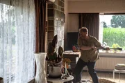 Bert (Dominique Van Malder) lässt seiner Wut freien Lauf. Die zermürbenden Fehlversuche der künstlichen Befruchtung nagen an seinem Selbstwertgefühl und drohen, seine Ehe zu zerstören. Bert (Dominique Van Malder) lässt seiner Wut freien Lauf. Die zermürbenden Fehlversuche der künstlichen Befruchtung nagen an seinem Selbstwertgefühl und drohen, seine Ehe zu zerstören.