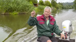 Ernst August Hannemann kennt die Werra von klein auf. Der Fluss leidet unter Salzeinleitungen.; ARD/SWR #UNSERE FL&Uuml;SSE, "Wie retten wir Deutschlands Lebensadern?", am Montag (21.10.24) um 22:50 Uhr im ERSTEN. Ernst August Hannemann kennt die Werra von klein auf. Der Fluss leidet unter Salzeinleitungen. &copy; SWR/Ingo Mende, honorarfrei - Verwendung gem&auml;&szlig; der AGB im engen inhaltlichen, redaktionellen Zusammenhang mit genannter SWR-Sendung und bei Nennung "Bild: SWR/Ingo Mende" (S2+). SWR Presse/Bildkommunikation, Baden-Baden, Tel: 07221/929-22202, foto@swr.de