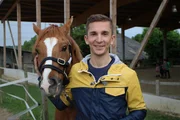 pur+ Moderator Eric mit seinem Trainingspferd Monty.