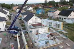 Der Rohbau eines Fertighauses steht in nur zwei Tagen.