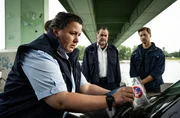 Jäger (Markus John, M.) und Mark (Timmi Trinks, r.) wollen Beate Vogt (Stephanie Kämmer, l.) mit auf die Wache nehmen. Jäger (Markus John, M.) und Mark (Timmi Trinks, r.) wollen Beate Vogt (Stephanie Kämmer, l.) mit auf die Wache nehmen.