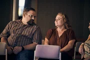 Ethan (Greg Larsen) ist nicht gerade begeistert, dass seine Verlobte Helen (Danielle Macdonald) sich in richtige Polizeiarbeit einmischt. Die bevorstehende Hochzeit ist ihm wichtiger. Ethan (Greg Larsen) ist nicht gerade begeistert, dass seine Verlobte Helen (Danielle Macdonald) sich in richtige Polizeiarbeit einmischt. Die bevorstehende Hochzeit ist ihm wichtiger.