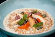 K&ouml;chin Ivana Austermayer und Schauspieler und Hobbykoch Adnan Maral machen heute s&uuml;&szlig;en Urgetreide-Rissotto mit flambierten Obst.