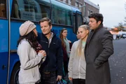 Der große Tag ist gekommen: für Raquel (Yara Hassan, l.) und Julia (Jenny Bach) steht an der Dance Factory die Zwischenprüfung an. Während Ingo (André Dietz, 2.v.l.) die Tänzer begleitet, muss Ben (Jörg Rohde) am Bus Abschied von Julia nehmen. Der große Tag ist gekommen: für Raquel (Yara Hassan, l.) und Julia (Jenny Bach) steht an der Dance Factory die Zwischenprüfung an. Während Ingo (André Dietz, 2.v.l.) die Tänzer begleitet, muss Ben (Jörg Rohde) am Bus Abschied von Julia nehmen.