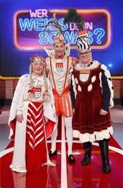 Moderator Kai Pflaume (M.) und seine Rateteam-Kapit&auml;ne Bernhard Ho&euml;cker (2.v.l.) und Elton (2.v.r.) begr&uuml;&szlig;en in dieser Karneval-Spezial-Sendung den Musiker und Ex-Frontmann der K&ouml;lner Band "H&ouml;hner", Henning Krautmacher (l.) und den Kabarettist und Schauspieler Norbert Neugirg (r.).