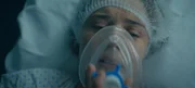 Charlie (Roos Dickmann) steht eine unausweichliche Operation bevor. Charlie (Roos Dickmann) steht eine unausweichliche Operation bevor.