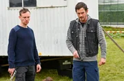 Die Brüder Martin Draheim (Adam Venhaus, l.) und Harald Draheim (Sönke Möhring, r.) haben eine Bank überfallen und sind auf der Flucht. Die Brüder Martin Draheim (Adam Venhaus, l.) und Harald Draheim (Sönke Möhring, r.) haben eine Bank überfallen und sind auf der Flucht.