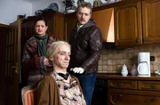 ARD/HEITER BIS T&Ouml;DLICH - ZWISCHEN DEN ZEILEN, neue Krimi-Kom&ouml;die mit 16 Folgen, Folge 14 "Tote haben keinen Hunger". Maja (Josephine Schmidt, l.) und Bollmann (Knud Riepen, r.) sind in die Wohnung von Frau Lesser (Robert Beyer, M.) eingebrochen und erleben dort eine unliebsame &Uuml;berraschung.
