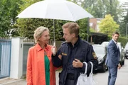 Polizeihauptmeister Mohr (Max Müller, M.) begleitet die Augenzeugin Beatrice Böttcher (Wookie Mayer, l.) aufs Präsidium, während Kommissar Hansen (Igor Jeftić, r.) am Tatort bleibt. Polizeihauptmeister Mohr (Max Müller, M.) begleitet die Augenzeugin Beatrice Böttcher (Wookie Mayer, l.) aufs Präsidium, während Kommissar Hansen (Igor Jeftić, r.) am Tatort bleibt.