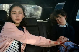 Brendts Sohn Marius (Carlo Thoma) hat sich bei einer Explosion am Bein verletzt. Seine Schwester Josefine (Emily Kusche) versucht verzweifelt, die Blutung zu stillen.