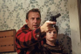 Bei einem Einbruch nimmt der fl&uuml;chtige Verbrecher Butch (Kevin Costner, li.) den acht&auml;hrigen Phillip (T. J. Lowther, re.) als Geisel.