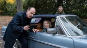 Anwalt und Oldtimer-Liebhaber: Markus Gellert (Herbert Knaup, l.) mit seinen Assistentinnen Charlie Runge (Mathilde Bundschuh, r.) und Marion von Brede (Marie Anne Fliegel, M.). Anwalt und Oldtimer-Liebhaber: Markus Gellert (Herbert Knaup, l.) mit seinen Assistentinnen Charlie Runge (Mathilde Bundschuh, r.) und Marion von Brede (Marie Anne Fliegel, M.).