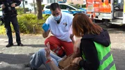 Notfallsanitäter Chris Grüne kümmert sich um einen älteren Herrn, der gestürzt ist Notfallsanitäter Chris Grüne kümmert sich um einen älteren Herrn, der gestürzt ist