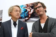 Haben der Galerist Bernhard Zedlitz (Markus Hering, l) und der Künstler Thomas Kerenc (Max Mayer) vor der Polizei etwas zu verbergen? Haben der Galerist Bernhard Zedlitz (Markus Hering, l) und der Künstler Thomas Kerenc (Max Mayer) vor der Polizei etwas zu verbergen?