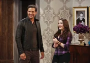 Max (Kat Dennings, r.) freut sich riesig, dass sie in Randys (Ed Quinn, l.) luxuri&ouml;sem Haus auf dessen Hund Bruno aufpassen darf. Caroline schlie&szlig;t sich ihr an, um dort eine Darstellerin zu empfangen, die Caroline in ihrem Film spielen soll. Als Bruno jedoch verschwindet, haben die beiden ein Problem.
