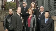 L-R: Odafin "Fin" Tutuola (Ice-T), Det. Elliot Stabler (Christopher Meloni), Det. John Munch (Richard Belzer), Det. Olivia Benson (Mariska Hargitay), A.D.A. Casey Novak (Diane Neal), Capt. Donald Cragen (Dann Florek) und Dr. George Huang (B.D. Wong) L-R: Odafin "Fin" Tutuola (Ice-T), Det. Elliot Stabler (Christopher Meloni), Det. John Munch (Richard Belzer), Det. Olivia Benson (Mariska Hargitay), A.D.A. Casey Novak (Diane Neal), Capt. Donald Cragen (Dann Florek) und Dr. George Huang (B.D. Wong)