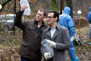 ARD HEITER BIS T&Ouml;DLICH - MORDEN IM NORDEN, II. Staffel der Krimiserie am Vorabend mit 16 Folgen, Folge 31 "Die alte Wippe" (Wh.), am Freitag (23.01.15) um 18.50 Uhr im Ersten. Am Ufer der Trave wird der Inhaber einer Sch&ouml;nheitsklinik tot aufgefunden. Aufgrund der Beweislage vermuten Finn Kiesewetter (Sven Martinek, l.) und Lars Englen (Ingo Naujoks, r.), dass das Opfer gefoltert wurde bevor es ertrunken ist.