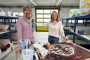 Oh nein! Weinflecken auf dem Teppich! Doch er weiß Rat: Teppichreiniger Thomas Runte (l.)! Er verrät Reporterin Hendrike Brenninkmeyer (r.) die schnellsten SOS-Tipps in Sachen Teppichflecken für zu Hause! Oh nein! Weinflecken auf dem Teppich! Doch er weiß Rat: Teppichreiniger Thomas Runte (l.)! Er verrät Reporterin Hendrike Brenninkmeyer (r.) die schnellsten SOS-Tipps in Sachen Teppichflecken für zu Hause!