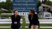 Auch die Tochter von Thomas Schlosser und ihr Ehemann geraten in das Visier von Ermittlerin Karoline Joost (Nike Fuhrmann, r.). Denn Sara Huber (Antonia Bill, l.) war lange mit dem toten Pfleger zusammen, der mittlerweile eine neue Freundin hat. Ist Eifersucht das Motiv?