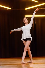 Larissa (Naima Fehrenbacher) gibt bei der Aufnahmeprüfung für die Dance Factory alles. Larissa (Naima Fehrenbacher) gibt bei der Aufnahmeprüfung für die Dance Factory alles.