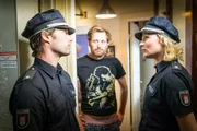 Melanie (Sanna Englund) und Mattes (Matthias Schloo, l.) statten Michel Hilbert (Christian Erdmann, M.), dem Ex-Freund von Ariane Rosenthal, einen Besuch ab. Angeblich hat er Ariane seit ihrer Trennung nicht mehr gesehen.