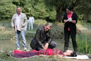 In Anwesenheit von Gerichtsmedizinerin Dr. Franziska Beck (Maria Happel) und seines Kollegen Oberstleutnant Helmuth Nowak (Gregor Seberg, l) begutachtet Major Carl Ribarski (Stefan Jürgens) die ermordete San San (Cat Jimenez). Darsteller im Hintergrund = Komparsen In Anwesenheit von Gerichtsmedizinerin Dr. Franziska Beck (Maria Happel) und seines Kollegen Oberstleutnant Helmuth Nowak (Gregor Seberg, l) begutachtet Major Carl Ribarski (Stefan Jürgens) die ermordete San San (Cat Jimenez). Darsteller im Hintergrund = Komparsen